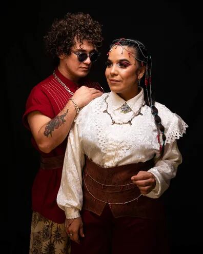 Miguel Narváez y Jennifer Hicks siguen revelando las  canciones del disco “Bloque Guaraní”.