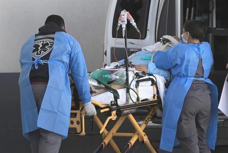 Personal de salud ingresa a un paciente enfermo de covid-19 al Hospital General de Ciudad Juárez, estado de Chihuahua (México).
