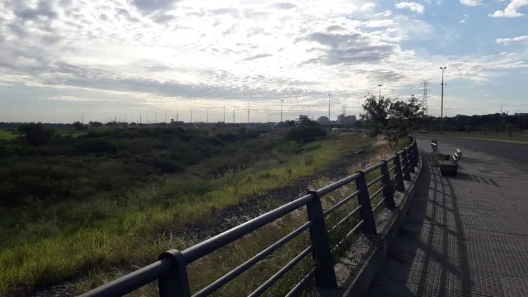 Cielo parcialmente nublado en la Costanera de Asunción.