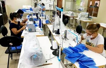 Las instructoras del Centro Textil del SNPP seguirán trabajando en la producción de los tapabocas, sábanas hospitalarias y los kits para médicos (chomba, pantalón, gorro y botas).