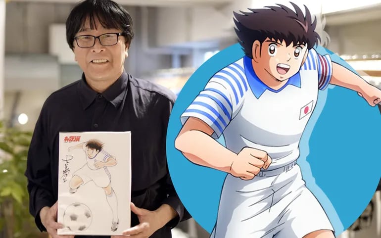 El artista de manga Yoichi Takahashi posa con una obra de arte a la venta en el 'gol. Store Tsubasa' en Tokio, Japón, 22 de abril de 2024.