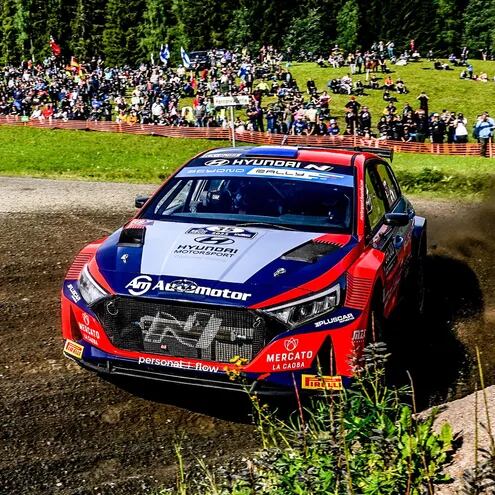 Así pasaba el Hyundai i20 N Rally2 de Fau Zaldívar y Marcelo der Ohannesian en los primeros kilómetros del rally finlandés.