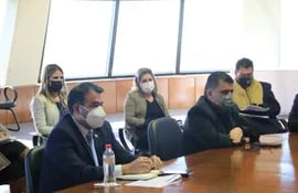 El ministro de Hacienda, Óscar Llamosas y el ministro de Salud, Julio Borba en la reunión de la comisión de control de las leyes Covid Gasto Cero y UTI en la Cámara de Diputados.