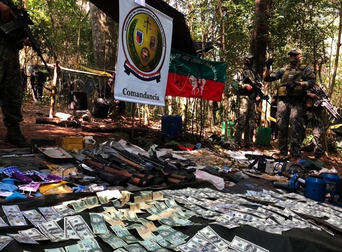 El armamento y las municiones halladas en el campamento, junto con los billetes de 100.000 guaraníes y de 100 dólares americanos.
