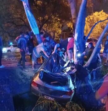 Un vehículo quedó incrustado en medio de dos árboles, sobre la avenida Ñu Guasu.