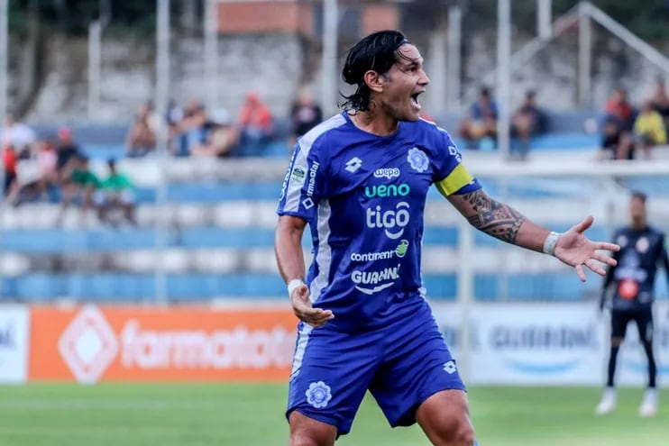 El atacante Guillermo Alexis Beltrán Paredes (39 años) anotó el segundo tanto del 12 de Octubre de Itauguá, ayer en la Ciudad del ñandutí. (Foto: APF)