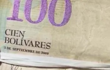 uno-de-los-millones-de-billetes-de-100-bolivares-que-ofrecian-los-criminales--194617000000-1554070.jpg