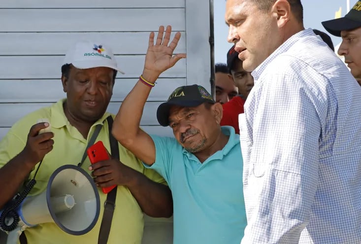 Luis Manuel Díaz Jiménez, padre del futbolista colombiano Luis Díaz, saluda a la multitud, entre familiares, amigos y curiosos, que lo recibió hoy en su casa luego de ser liberado tras permanecer secuestrado doce días por la guerrilla del Ejército de Liberación Nacional (ELN), en Barrancas, La Guajira (Colombia).