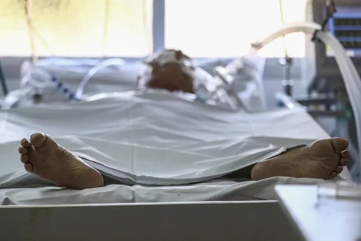 Un paciente con covid-19 en la Unidad de Cuidados Intensivos en una Clínica de Florencio Varela en la provincia de Buenos Aires (Argentina).