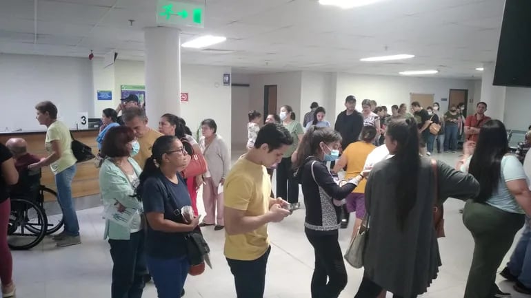 Decenas de personas aguardan paradas en largas filas, desde la madrugada, para ser atendidas en el Laboratorio de IPS.
