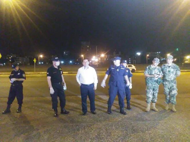 Militares y policías en la Costanera de Encarnación (Imagen referencial).