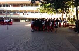 El Colegio Nacional de la Capital (CNC) está enfrentando una crisis institucional por denuncias de hechos de violencia y presunto acoso sexual por parte de un docente.