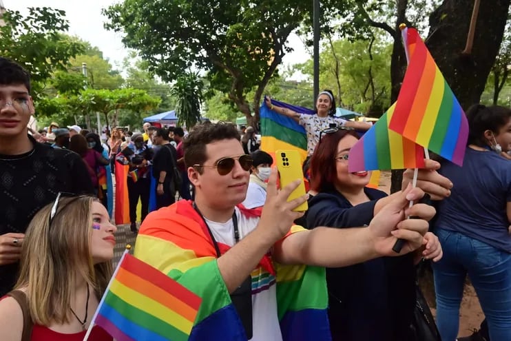 En marcha del Orgullo LGBTI+ 2022 piden cese de la discriminación.