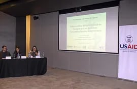 Ignacio González (izq.), Leticia Alcaraz (c) y Mariana Rodríguez en la presentación del informe, ayer en un hotel capitalino.