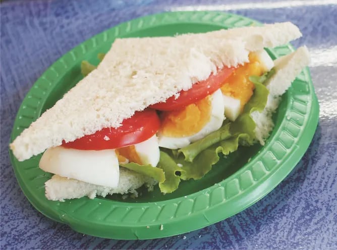Fácil de preparar y nutritivo el sandwich de verduras y huevo se puede preparar en casa.