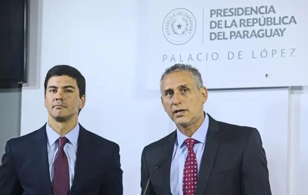 El presidente electo, Santiago Peña (i), junto a Óscar Boidanich (d).