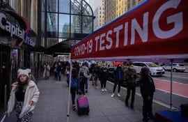 Cientos de personas hacen fila en Nueva York aguardando un test de covid.