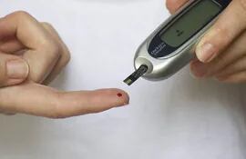 El sedentarismo, la mala alimentación, el sobrepeso, la obesidad y el tabaquismo son factores que predisponen al desarrollo de la diabetes.