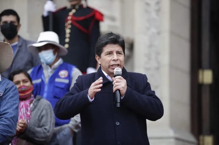 Fotografía cedida por la presidencia de Perú que muestra al mandatario Pedro Castillo mientras realizaba una declaración pública.