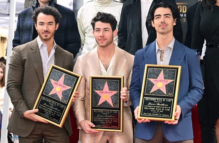 Kevin Jonas, Nick Jonas y Joe Jonas posan junto a su estrella en el Paseo de la Fama de Hollywood. Los Jonas Brothers se preparan para presentar un nuevo álbum en el mes de mayo.