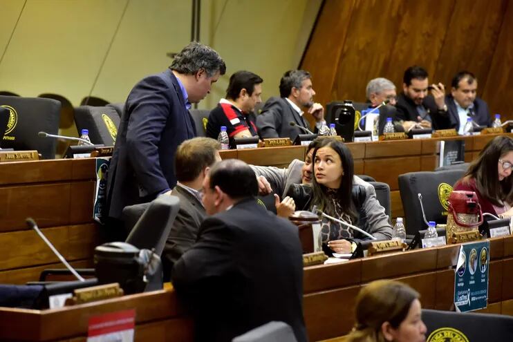 Las miradas apuntan nuevamente a los diputados oficialistas. La diputada Jazmín Narváez observa al diputado Esteban Samaniego, quien ayer se sumó al cartismo.
