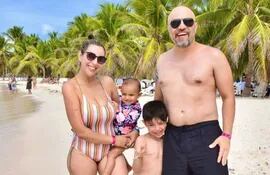 Vacaciones a pura familia. Letizia Villagra y Jaime Zacher con sus peques Frida y Esteban en Punta Cana.