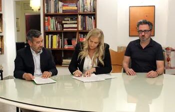 Vivianna Dioverti, directora de Fundación Texo, firma el acuerdo.