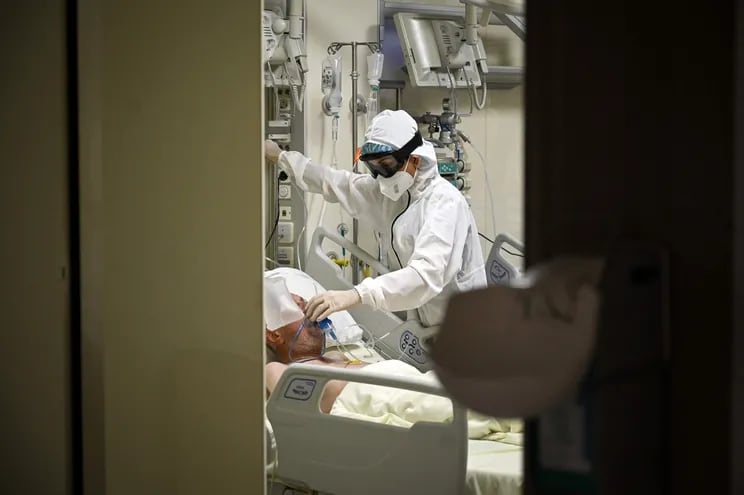 El presidente Mario Abdo Benítez firmó la Ley que autoriza  a Hacienda el pago de  US$ 40 millones del Fonacide en deudas vinculadas a la pandemia del covid-19 con sanatorios privados y farmacéuticas.  (AFP)