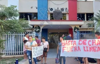 Manifestación de vecinos frente a la Municipalidad de Mariano Roque Alonso.