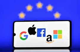 (FILES) This file illustration picture taken in London on December 18, 2020 shows the logos of Google, Apple, Facebook, Amazon and Microsoft displayed on a mobile phone with an EU flag displayed in the background. - A European Union court on November 10, 2021, rejected a Google appeal against a 2.4-billion euro ($2.8-billion) anti-trust fine. US tech giants Google, Apple, Facebook, Amazon and Microsoft have been accused of not paying enough taxes, stifling competition, stealing media content and threatening democracy by spreading fake news. (Photo by JUSTIN TALLIS / AFP)