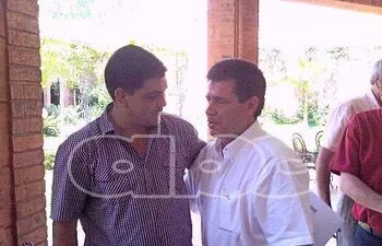 Claudecir Da Silveira, más conocido como “Mano”, abraza al expresidente Horacio Cartes Jara.