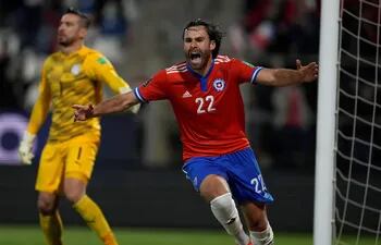 Ben Brereton de Chile celebra un gol, en un partido de las eliminatorias sudamericanas para el Mundial de Qatar 2022 entre Chile y Paraguay, en el estadio San Carlos de Apoquindo en Santiago (Chile). EFE/ Esteban Félix /POOL