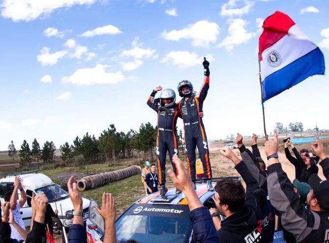 El piloto paraguayo Fabrizio Zaldívar celebra la conquista del Campeonato Sudamericano de Rally 2023.