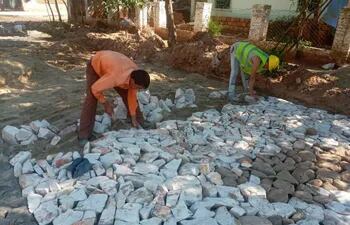 Continúan  ejecutándose los contratos de construcción de empedrados y de reparaciones en Asunción.