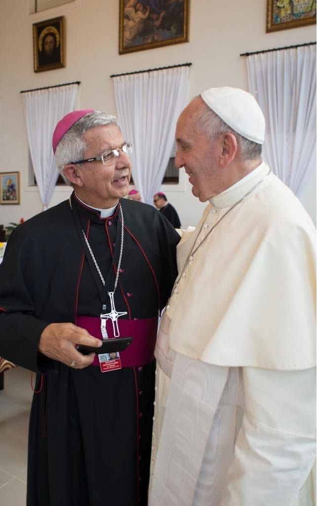 Monseñor Martínez junto con el papa Francisco. 