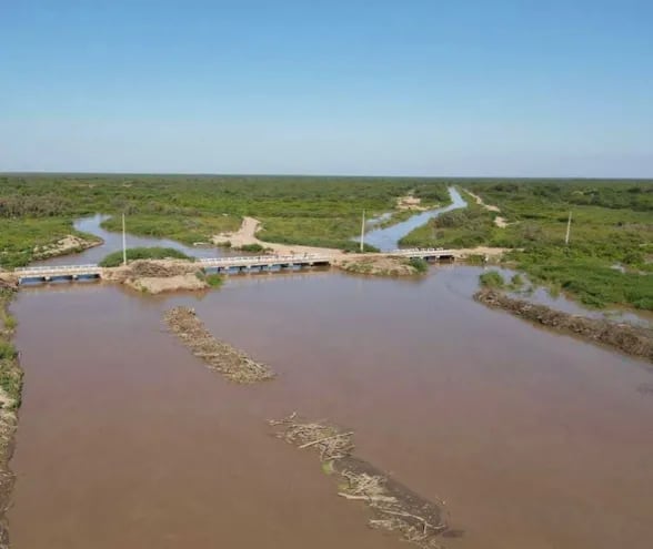 Vista aérea de la zona de Pozo Hondo, la zona soporta cíclicamente un caudal de sedimentos y de agua que sin el muro de contención inundan la población.
