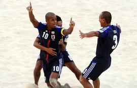 los-jugadores-de-japon-celebran-el-gol-de-ozu-durante-la-victoria-sobre-paraguay-en-la-segunda-fecha-del-mundial-de-futbol-playa-tahiti-2013-231730000000-604271.jpg