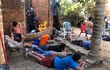 Los detenidos son acostados contra el piso, boca para abajo, durante el procedimiento realizado por los agentes policiales en una vivienda de Mariano Roque Alonso.