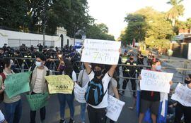 En el quinto día consecutivo de protestas contra el gobierno de Mario Abdo Benítez y su gestión de la pandemia, los estudiantes se manifiestan sobre la avenida Mariscal López, en las inmediaciones de Mburuvicha Roga.