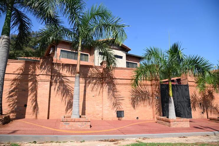 Vereda de canto rodado y seis canteras con palmeras complementan la fachada de la coqueta residencia de Jorge Bogarín Alfonso.