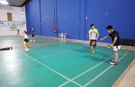 Voluntario del Jica enseña a badmintonistas locales.