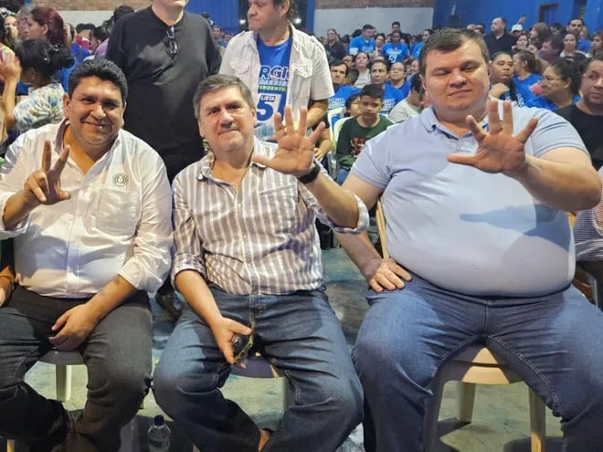 De izq. a der.: El diputado Marcelo Salinas, Blas Llano y el senador Dionisio Amarilla, en un acto de apoyo a Sergio Estigarribia en las pasadas internas del 9 de julio.