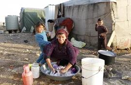 una-mujer-refugiada-siria-lava-la-ropa-de-su-familia-en-el-campo-de-refugiados-de-bednayel-en-el-valle-bekaa-de-libano--112838000000-1305772.JPG