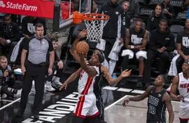 Jimmy Butler de Miami Heat salta a la canasta durante un juego de NBA entre los Miami Heat contra Brooklyn Nets, en el Barclays Center en Brooklyn, Nueva York (EE. UU.).