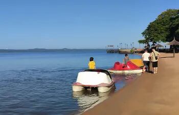 Pese a la contaminación del Lago Ypacaraí los turistas igual ingresan al agua.