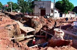 La obra de desagüe en la cuenca Isabel La Católica cuenta con un importante retraso, que genera decenas de problemas a los vecinos.