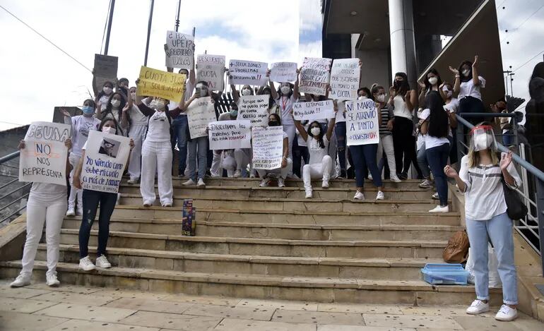Estudiantes de Odontología protestaron esta mañana frente a la UAA.