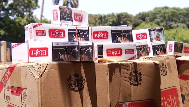 Varias cajas de cigarrillos de la marca "Eight" son apiladas entre sí, mostrando la carga que fue incautada por contrabando en Brasil.