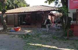 Agentes de la FOPE analizan explosivos utilizados para explotar el portón de una vivienda en Fernando de la Mora.