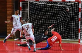 Jorge Espinoza (13) anota el tanto del empate de Paraguay contra Venezuela en el Futsal de los Juegos Asunción 2022.